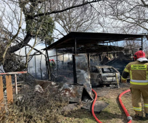 Potężny pożar pod Jaworem. Auta płonęły, dwie osoby ranne po próbie walki z żywiołem
