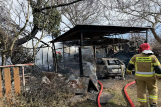 Potężny pożar pod Jaworem. Auta płonęły, dwie osoby ranne po próbie walki z żywiołem