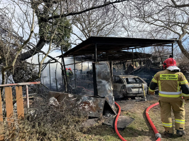 Potężny pożar pod Jaworem. Auta płonęły, dwie osoby ranne po próbie walki z żywiołem