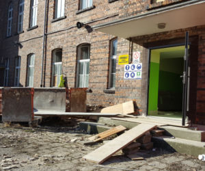 Lecą tynki i ściany. Ruszyły prace w budynku przyszłej biblioteki miejskiej 