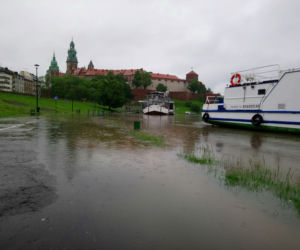 Powódź w Krakowie: Poziom Wisły dramatycznie rośnie. Most Dębnicki zagrożony?