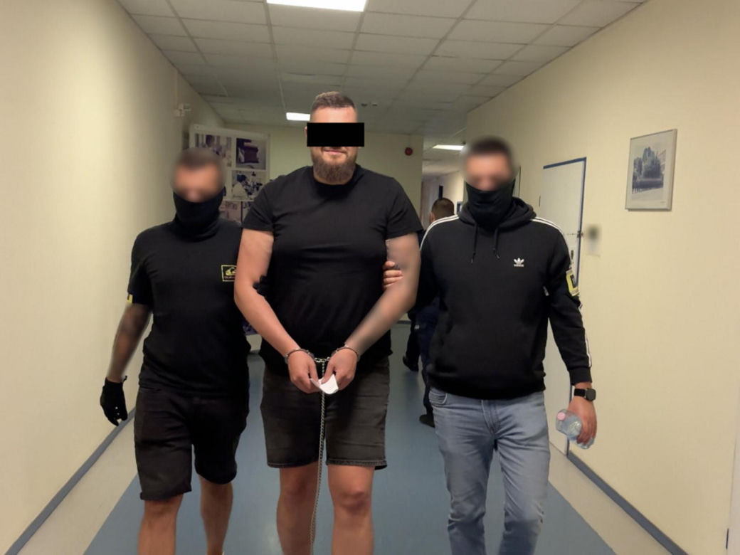 Uśmiechnięty lider gangu w rękach policji. 36-latek wpadł po latach