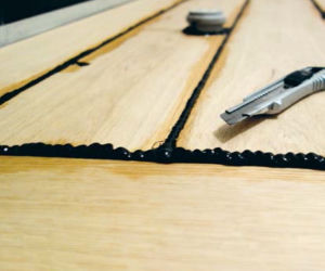 Nanoszenie elastomeru między deski