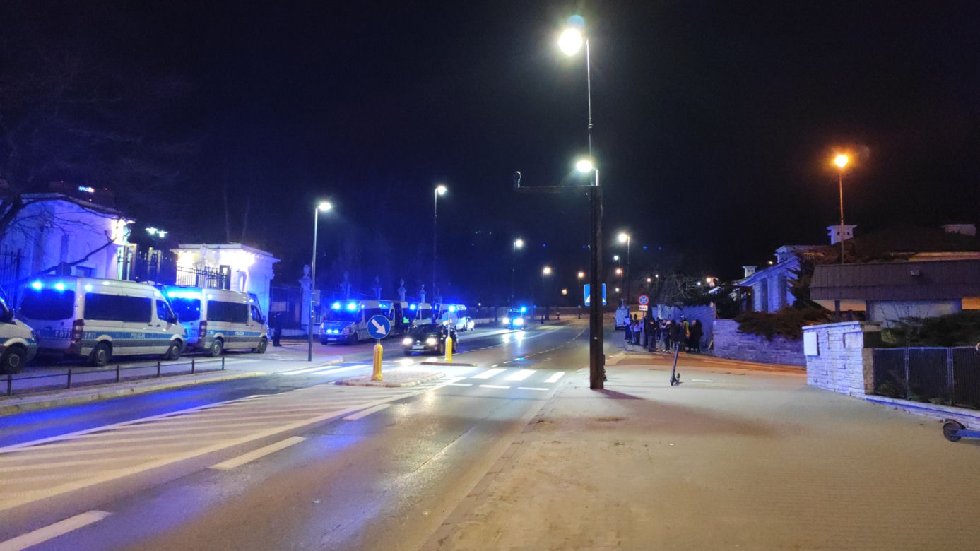 Policja ochrania ambasadę Rosji w Warszawie. Dziesiątki radiowozów