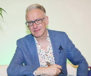 Mariusz Szczygieł pokazał stolik z prezerwatywami