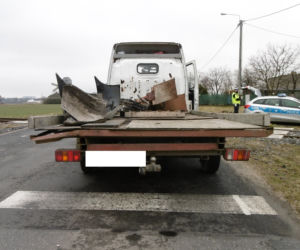 Wjechał wprost pod nadjeżdżający pociąg! Cud, że to się tak skończyło 