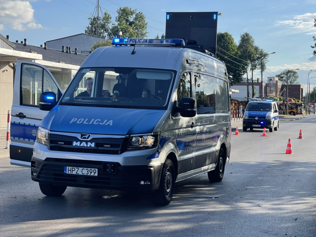 Dramat w Falenicy. Dziecko na rowerze wpadło pod busa. 9-latek w szpitalu, w akcji śmigłowiec