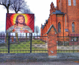 To najpiękniejsze miasteczko województwa łódzkiego. Leży nad jedną z najdłuższych rzek w Polsce