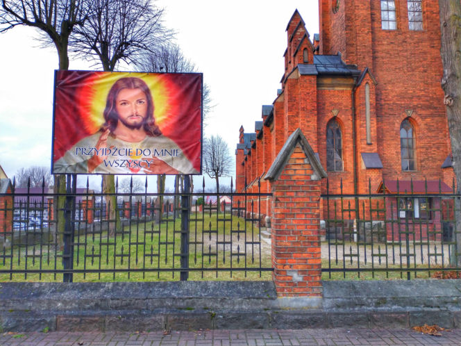 To najpiękniejsze miasteczko województwa łódzkiego. Leży nad jedną z najdłuższych rzek w Polsce