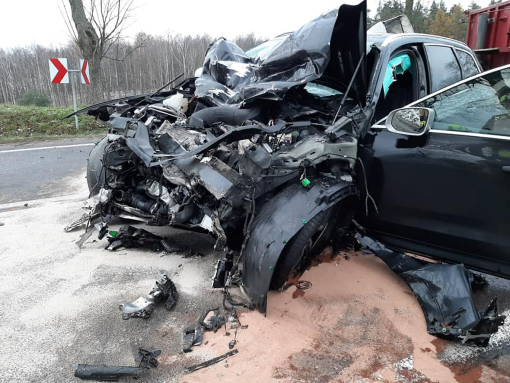 Szczybały Giżyckie. Zderzenie osobowki z tirem. 39-latek zginął na miejscu