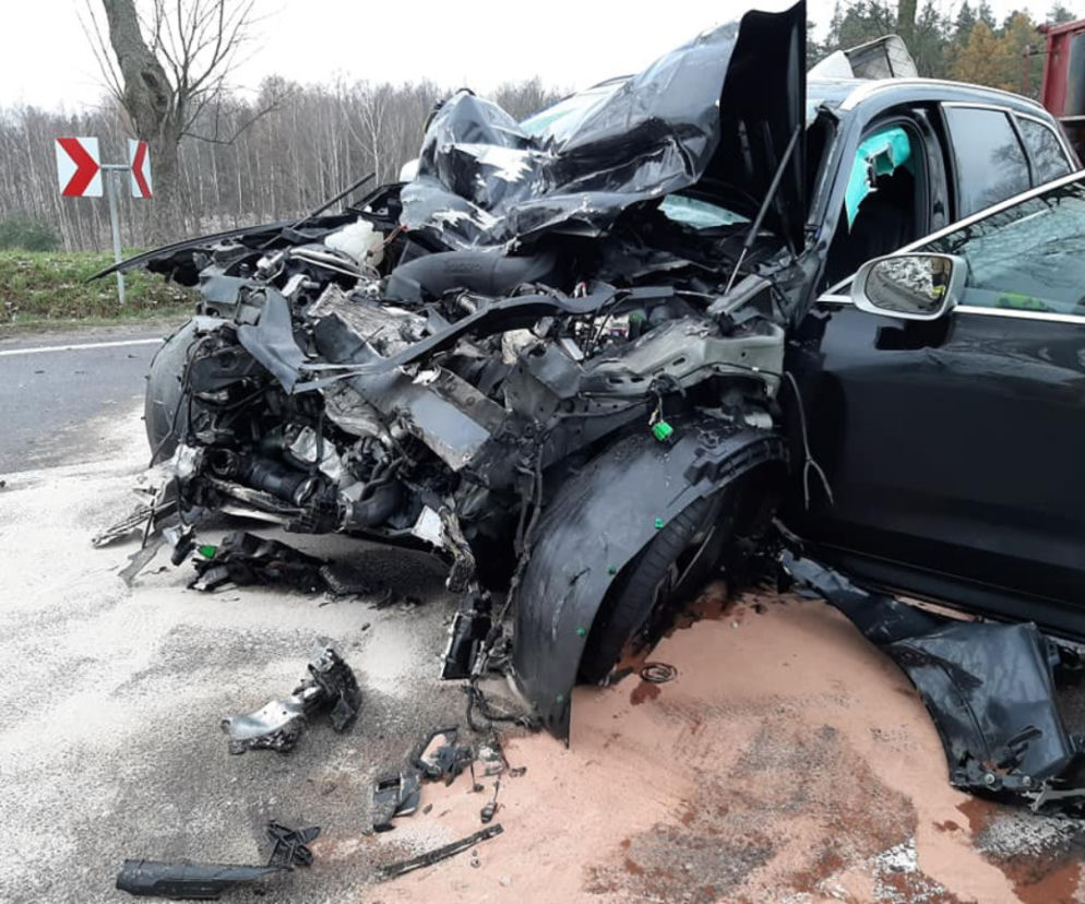 Szczybały Giżyckie. Zderzenie osobowki z tirem. 39-latek zginął na miejscu