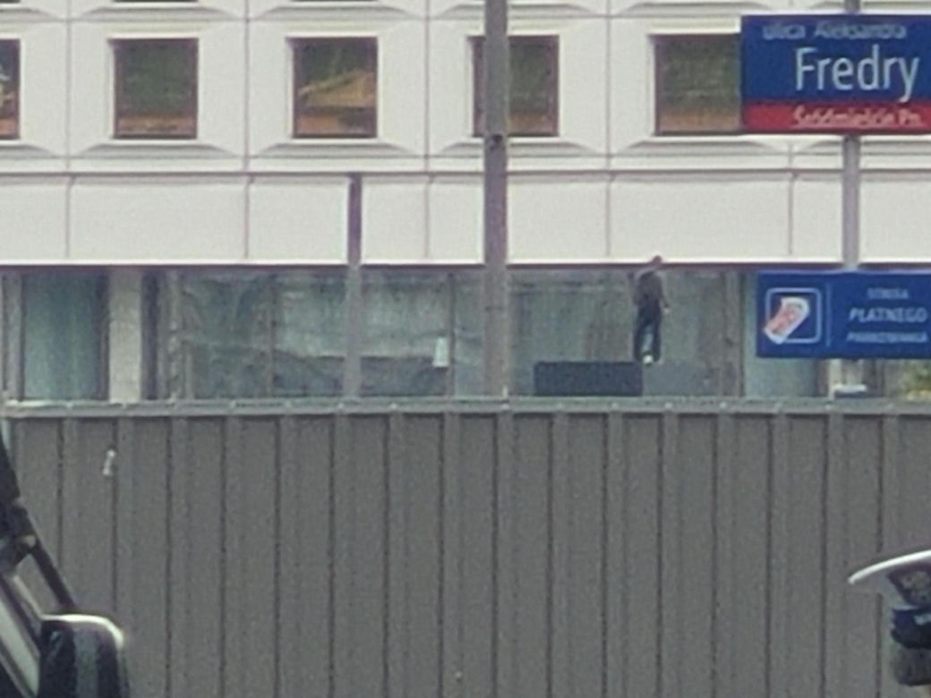 Pilna ewakuacja w centrum. Mężczyzna wszedł na pomnik smoleński i grozi wysadzeniem