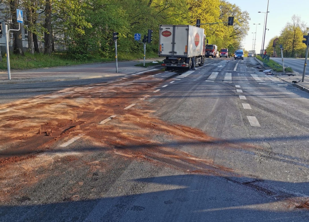 Olsztyn. Ciężarówka wjechała w barierki na al. Warszawskiej. Utrudnienia trwały kilka godzin [ZDJĘCIA]