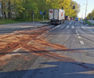 Olsztyn. Ciężarówka wjechała w barierki na al. Warszawskiej. Utrudnienia trwały kilka godzin [ZDJĘCIA]