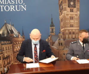 Policja i Urząd Miasta Torunia podpisały umowę. 675 tysięcy złotych dla funkcjonariuszy