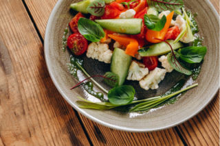 Masz chorą tarczycę? Uważaj na te produkty. Jeden błąd w kuchni może nasilać stan zapalny