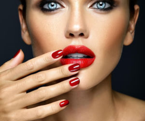 Zapomnij o ognistej czerwieni na paznokciach. Początek roku zdominował odcień czerwonego wina