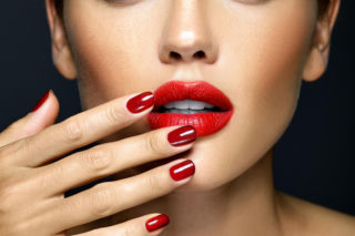 Zapomnij o ognistej czerwieni na paznokciach. Początek roku zdominował odcień czerwonego wina