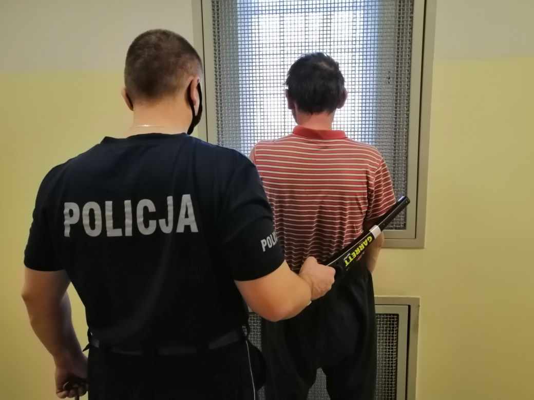 Nie chciał im oddać pieniędzy, więc zaczęli go bić po głowie i twarzy. 47-latek nie miał szans