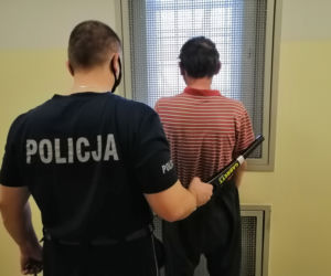 Nie chciał im oddać pieniędzy, więc zaczęli go bić po głowie i twarzy. 47-latek nie miał szans