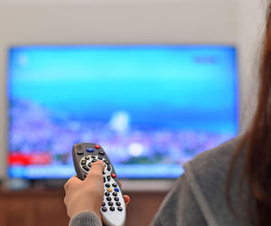 Coraz głośniej ustawiasz telewizor? To może być pierwszy sygnał problemów z pamięcią