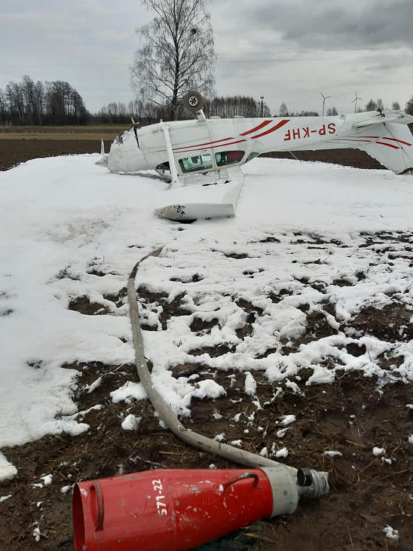 Płońsk. WYPADEK SAMOLOTU z 4 osobami na pokładzie! Lądował na dachu! [ZDJĘCIA]
