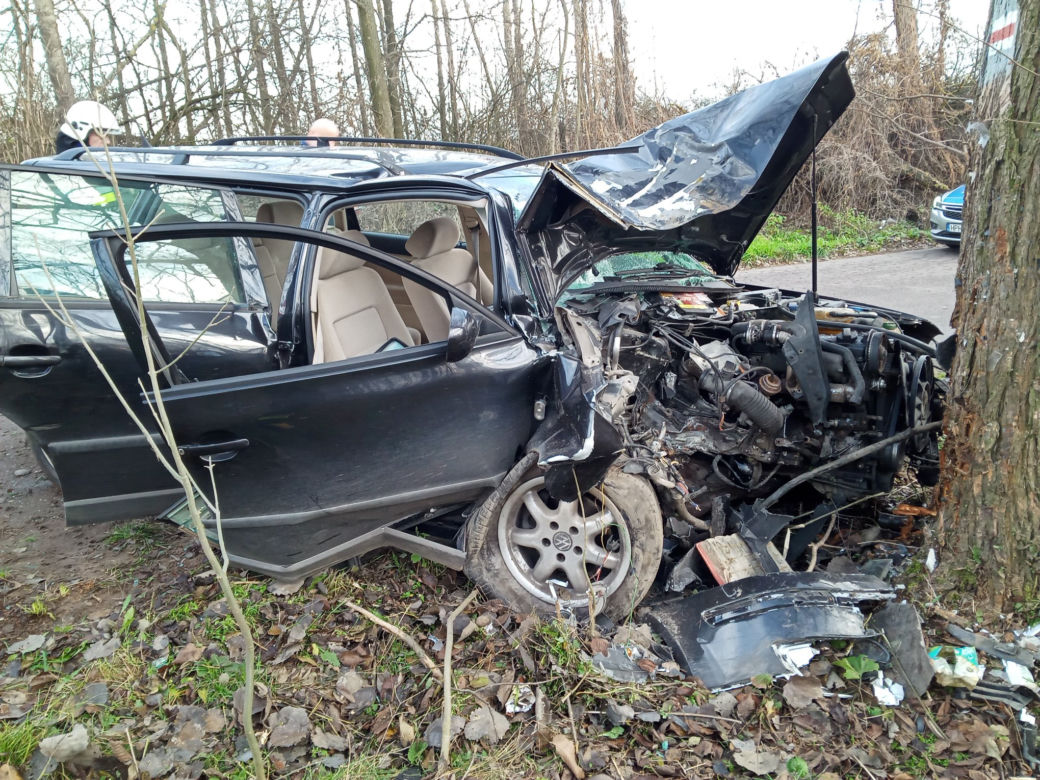 Płock: FATALNIE wyglądający wypadek! Uderzył w drzewo!