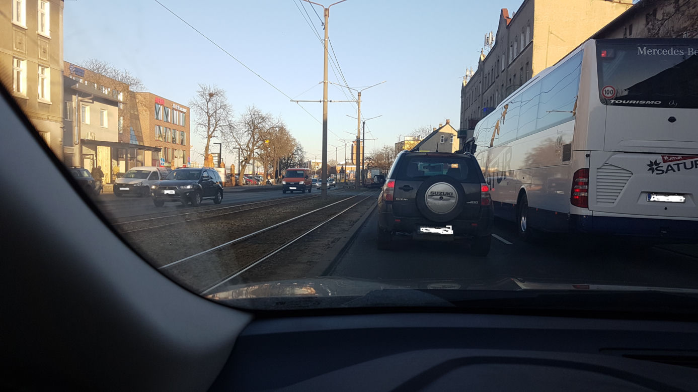 Kierowca BMW zderzył się z tramwajem! Poważne utrudnienia!