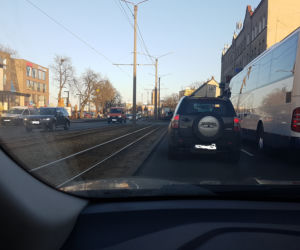 Kierowca BMW zderzył się z tramwajem! Poważne utrudnienia!