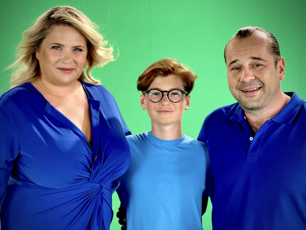 Barwy szczęścia po wakacjach 2021 nowa czołówka. Aldona (Elżbieta Romanowska), Borys (Jakub Wieczorek), Aleks (Hubert Wiatrowski)