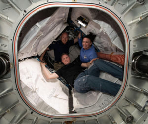 Astronauci wewnątrz dmuchanego modułu BEAM na Międzynarodowej Stacji Kosmicznej w 2018 r.