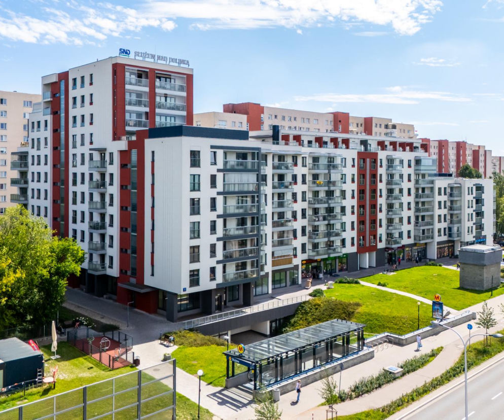 Nowoczesny blok Sonata nad Dolinką przy wejściu do metra Służew. O architekturze budynku przeczytasz na Architektura.