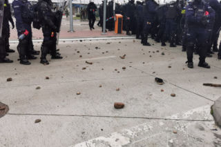 Policjant poważnie ranny po starciach na przejściu granicznym w Kuźnicy [WIDEO]