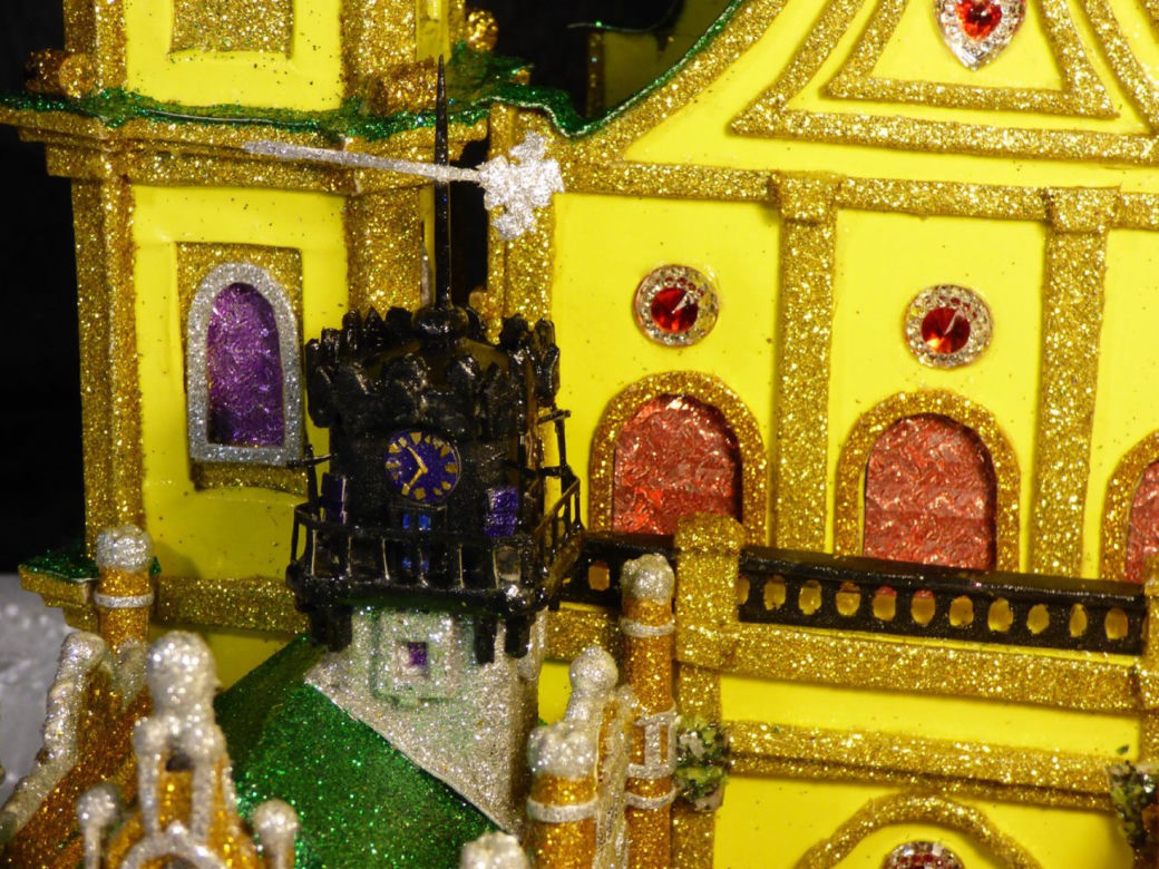 Miniatury szopek krakowskich zamyka w butelce