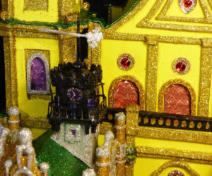 Miniatury szopek krakowskich zamyka w butelce
