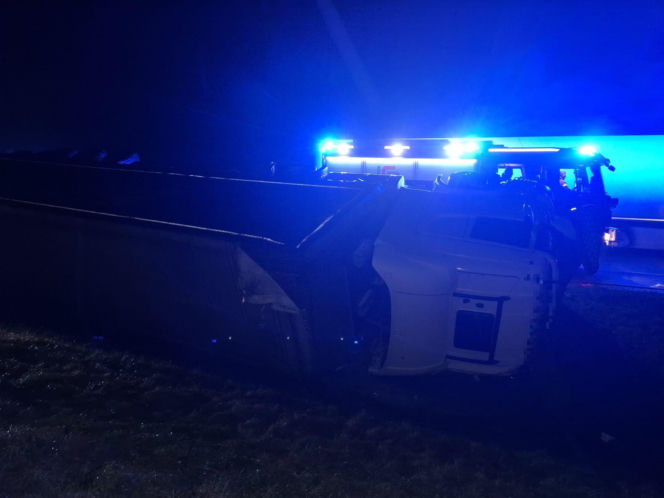 Wypadek na S5 koło Leszna. Ciężarówka z tytoniem wpadła do rowu