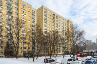 Blok z wielkiej płyty przy Marsylskiej 3 w Warszawie