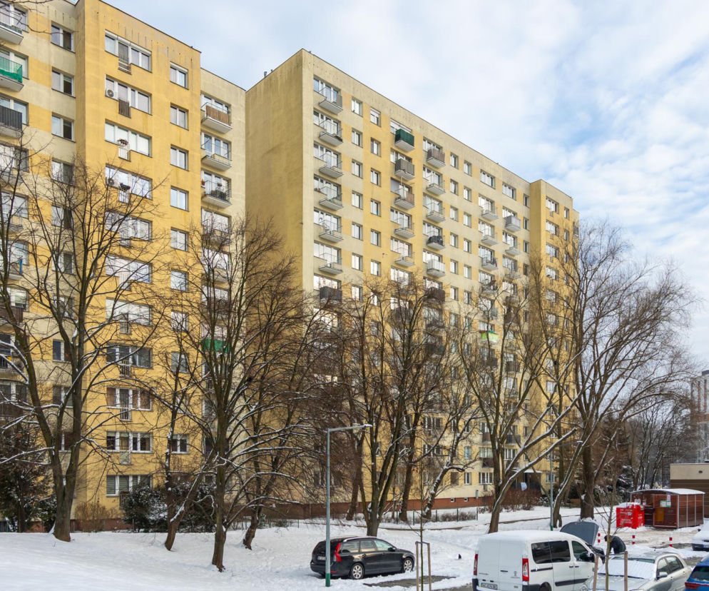 Blok z wielkiej płyty przy Marsylskiej 3 w Warszawie