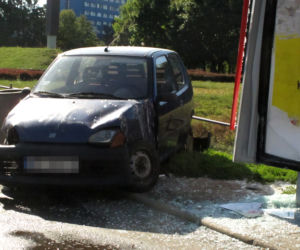 SAMOCHÓD WJECHAŁ W PRZYSTANEK