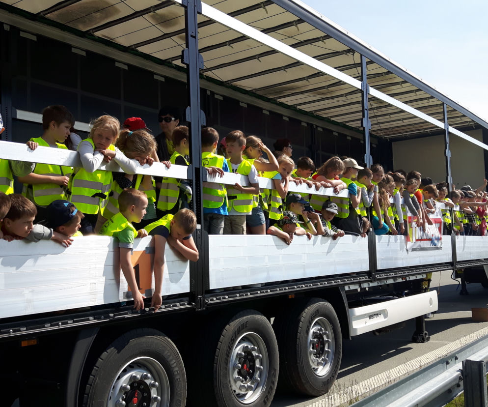 Ponad 300 dzieci z łódzkich szkół zobaczyło, jak długo hamuje rozpędzony tir, autobus i samochód osobowy