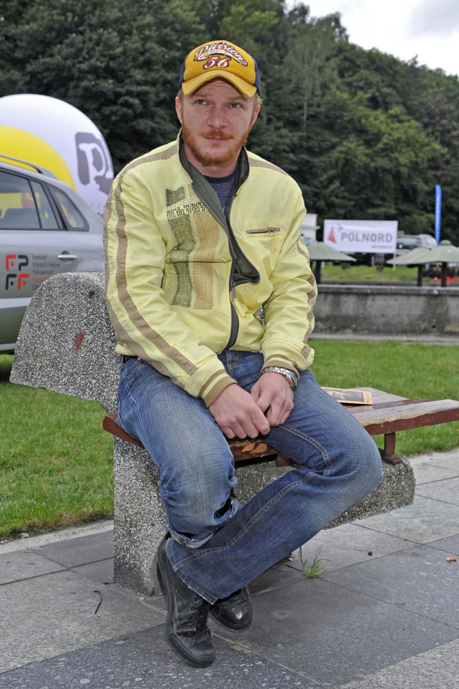 Tak zaczynał Eryk Lubos. Od dresiarza w Kiepskich do jednego z największych twardzieli polskiego kina