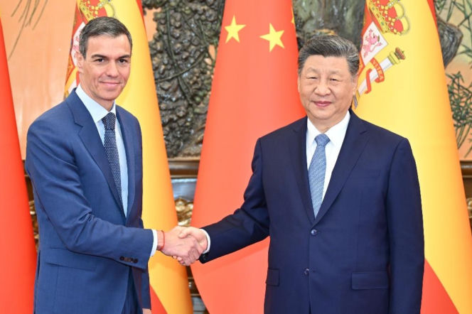 Pedro Sánchez i Xi Jinping uściskiem dłoni na tle flag Hiszpanii i Chin, symbolizujący zacieśnienie stosunków dwustronnych. Artykuł na Super Biznes opisuje certyfikację sprzętu Huawei w Hiszpanii.