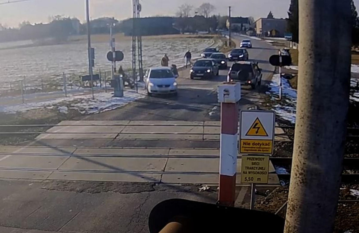 Stara Wieś. Kobieta wjechała na przejazd kolejowy i nie mogła ruszyć dalej. Mężczyzna ruszył z pomocą [ZDJĘCIA]