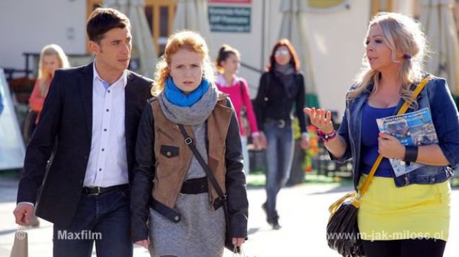 M jak MIŁOŚĆ odc. 974. Marek Mostowiak (Kacper Kuszewski), Ewa Kolęda (Dominika Kluźniak), Kwaśniakowa (Violetta Arlak)