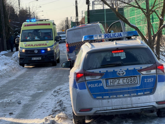 Wstrząsające odkrycie w zrujnowanym domu w Ursusie. Dwa zamarznięte ciała na łóżkach