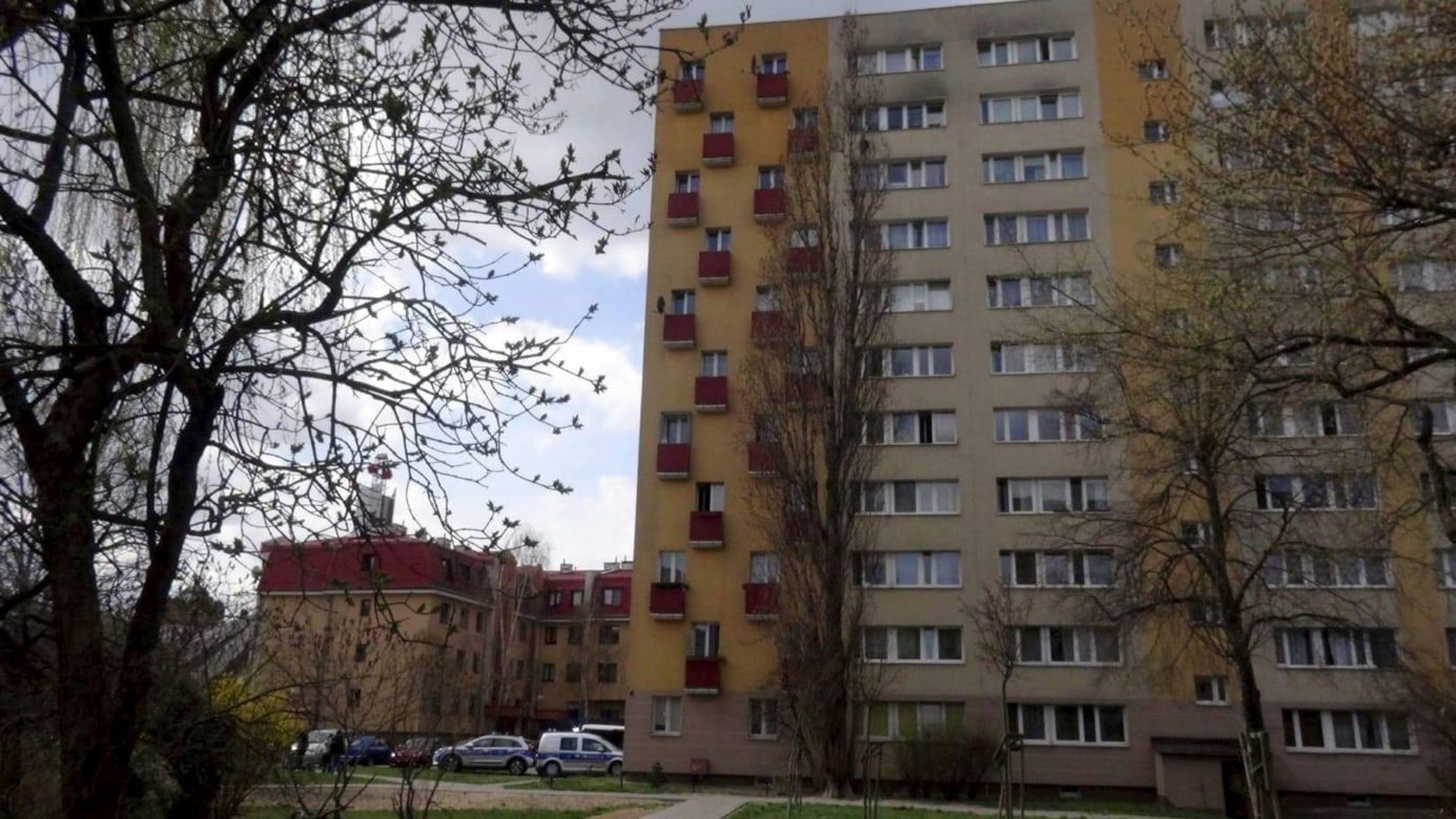 Makabra na Bielanach. Młody mężczyzna runął z 9. piętra. Nie przeżył