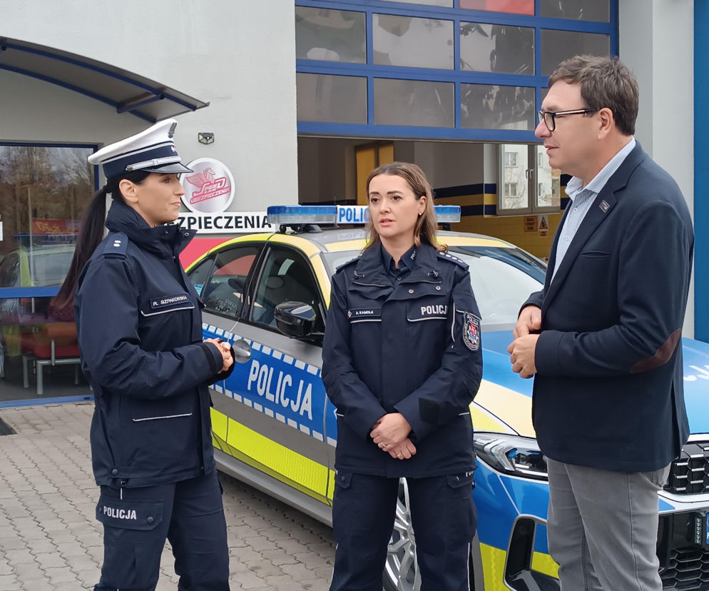 Policjantki i mężczyzna na tle radiowozu. O akcji Twoje światła – Nasze bezpieczeństwo przeczytasz na Eska Lublin.