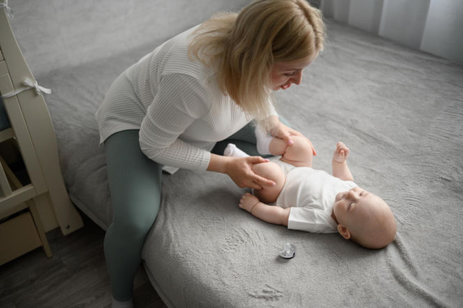 Czerwona plamka na karku niemowlęcia. To częste i zwykle niegroźne znamię