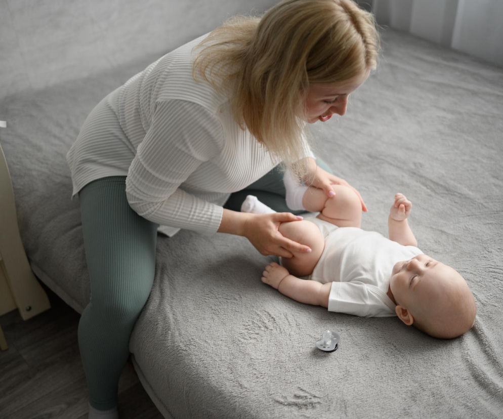 Dziecko pręży się i czerwienieje przy kupce? Sprawdź jedną rzecz, zanim zmienisz dietę