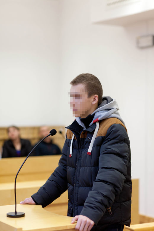 ZAATAKOWALI SIEKIERĄ, ŚMIEJĄ SIĘ W SĄDZIE.
